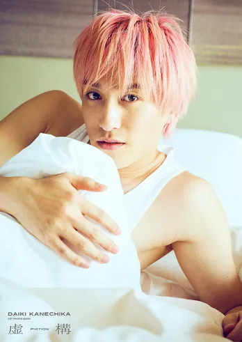 ＜ABEMA Prime＞MCのEXIT兼近大樹、1st写真集「虚構」通常、Amazon、公式ファンクラブ版3種類のカバーデザイン公開