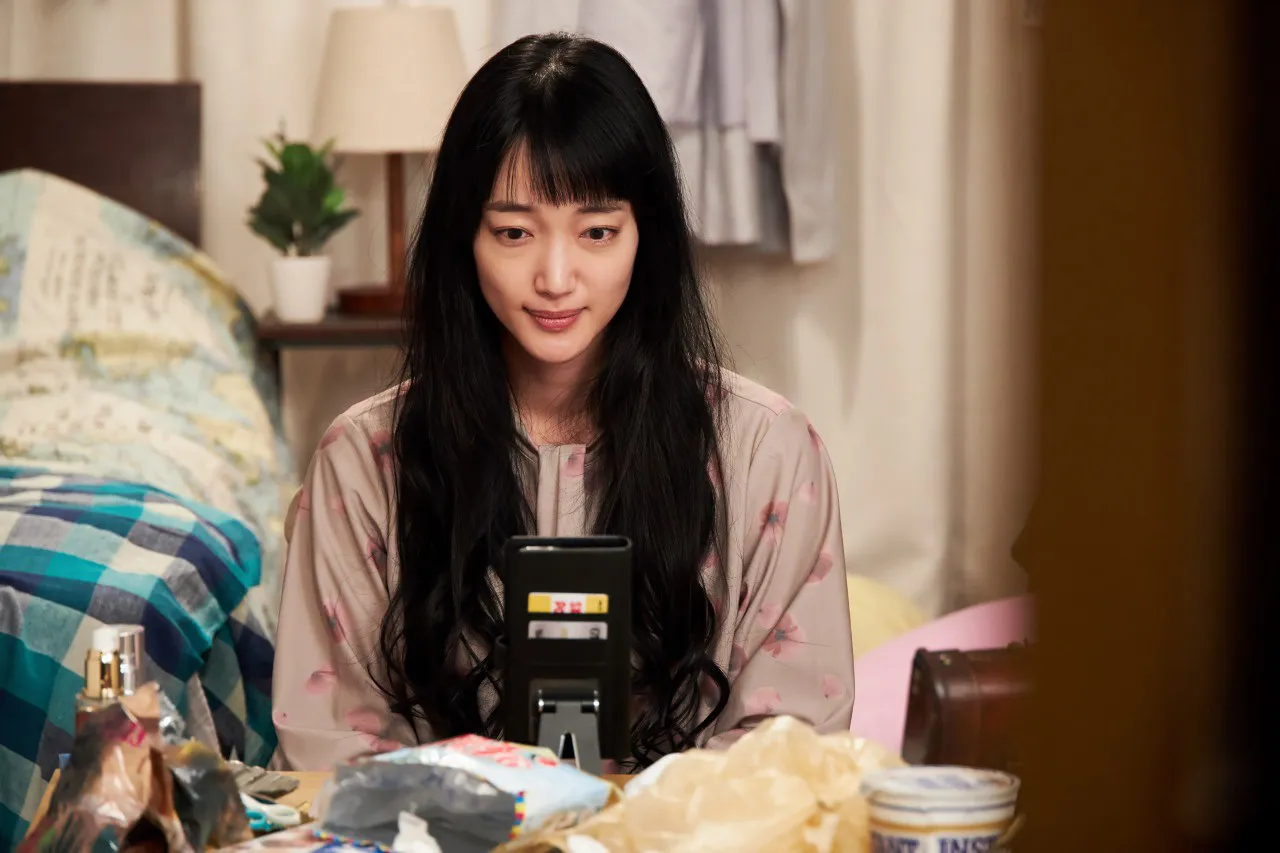 留奈と同じ店で働く元バンギャルの40代女性“江美”を演じる入山法子「明日、私は誰かのカノジョ シーズン2」第4話より