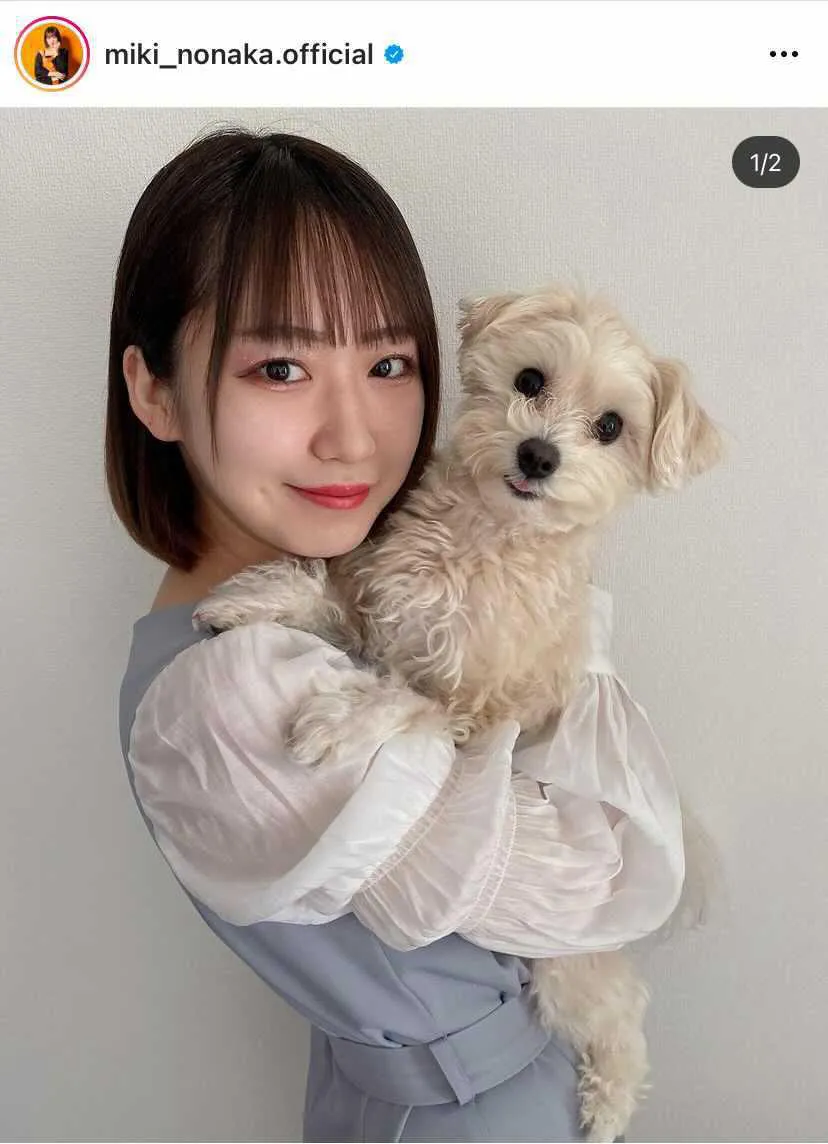  アイドルスマイルの野中美希とそれに負けない笑顔を見せる愛犬のほっこり2ショット