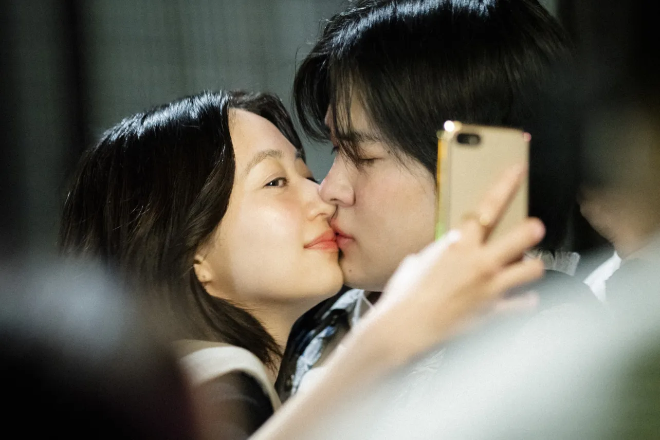 【写真】スミレ(逢沢りな)に無理やりキスされるコースケ(望月歩)