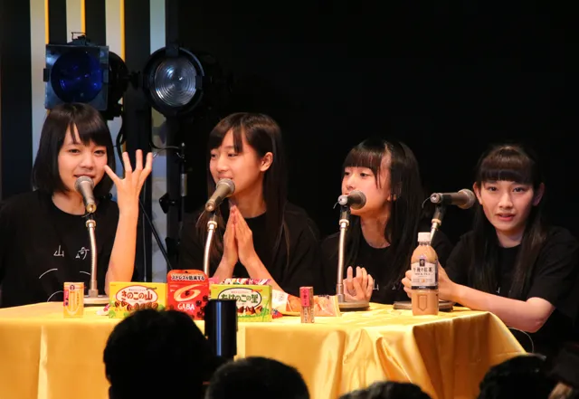 イベントは、ステージ上のメンバーも、会場のファンも、持ち込んだ“300円までのお菓子”を座って食べながらトークするという、ユル～い雰囲気で進む