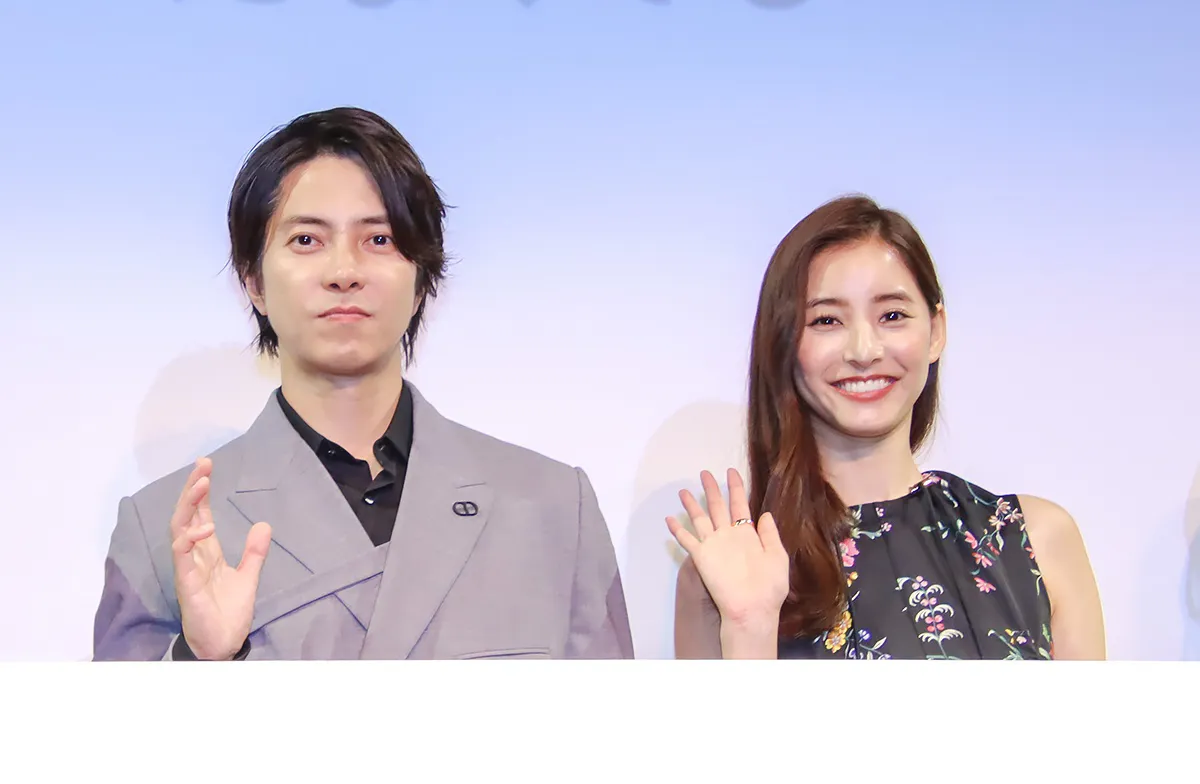 山下智久と新木優子(写真左から)