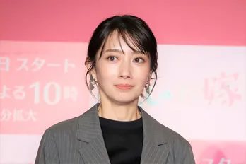 波瑠“速見”と中村蒼“古賀”、“おばあちゃん”が作った垂れ幕の前での2ショットに「お似合い」の声<わたしのお嫁くん>