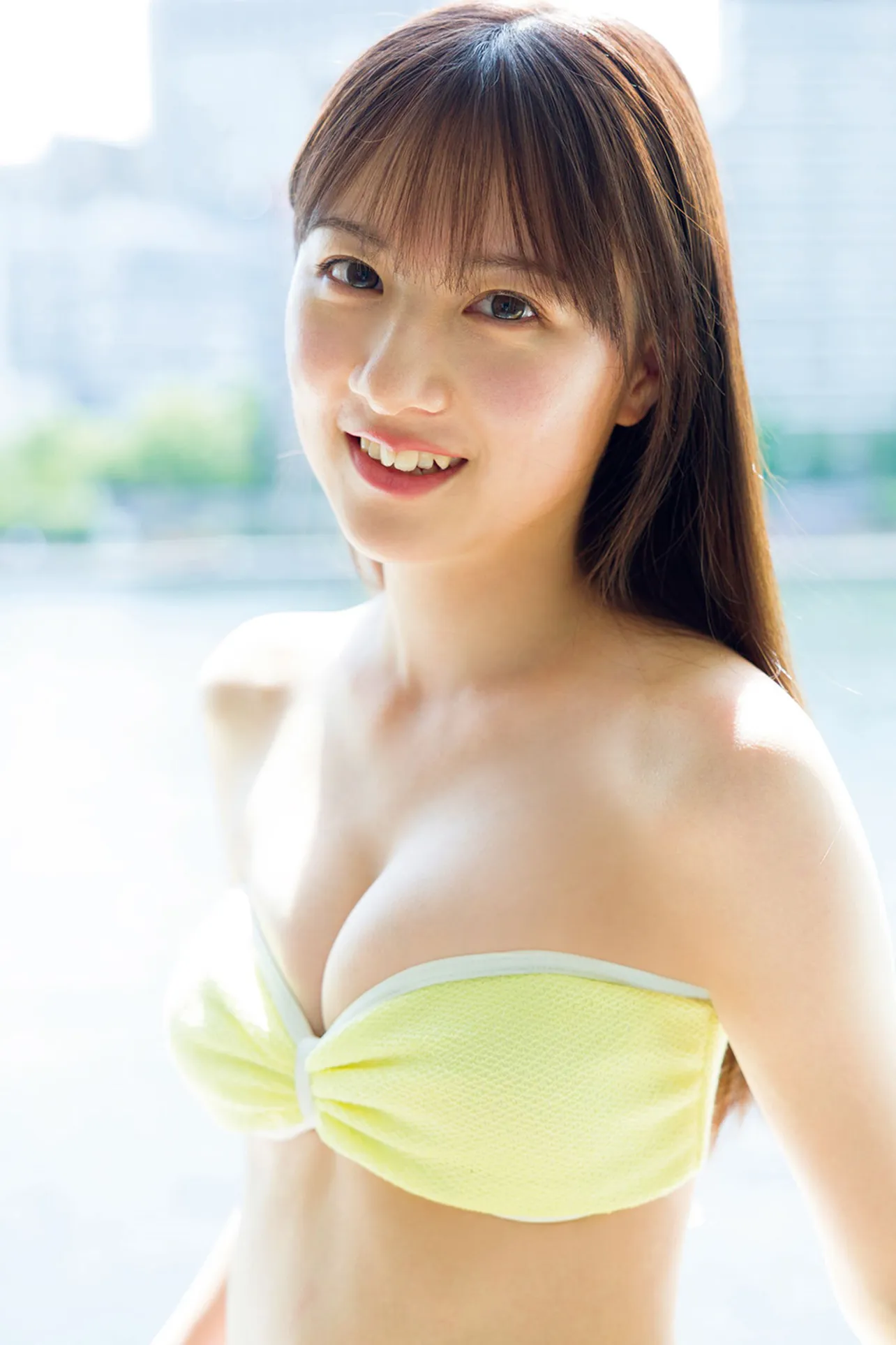 フレッシュな笑顔と溢れそうな美谷間を見せるフジコーズ・友恵温香