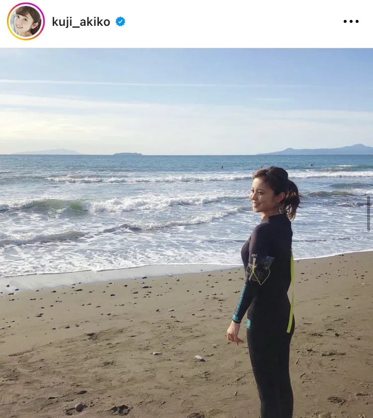 【写真】ボディラインくっきり…久慈暁子、ウェットスーツ姿でビーチに佇むショット