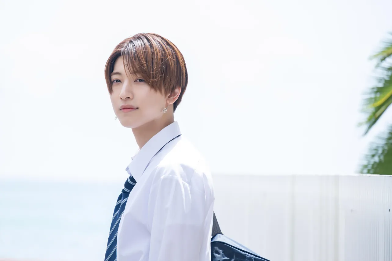 【写真】制服＆ピアス姿でさわやかさ全開！中村嶺亜“秀司”(ほか写真15枚)