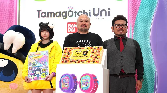 『Tamagotchi Uni』リリースイベントに出席した(左から)あの、鬼越トマホーク(坂井良多、金ちゃん)
