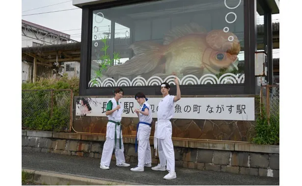 【写真】阿部亮平、渡辺翔太、ラウール、巨大金魚のオブジェの前でファイティングポーズ
