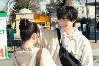 高橋文哉“瀬戸山”が桜田ひより“希美”にぽふぽふ　 映画「交換ウソ日記」胸キュン場面写真が解禁