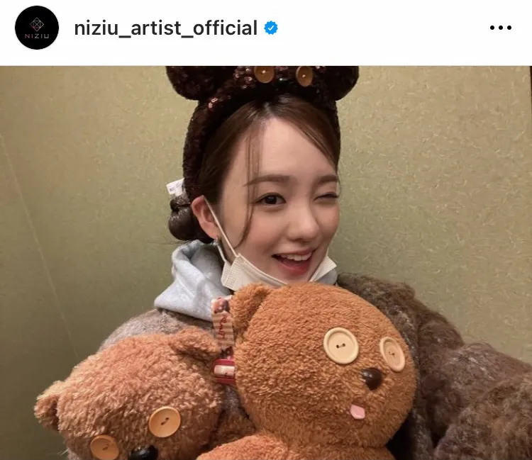  クマ耳がかわいい…“ティム”のぬいぐるみを抱きしめたNiziU・リオ