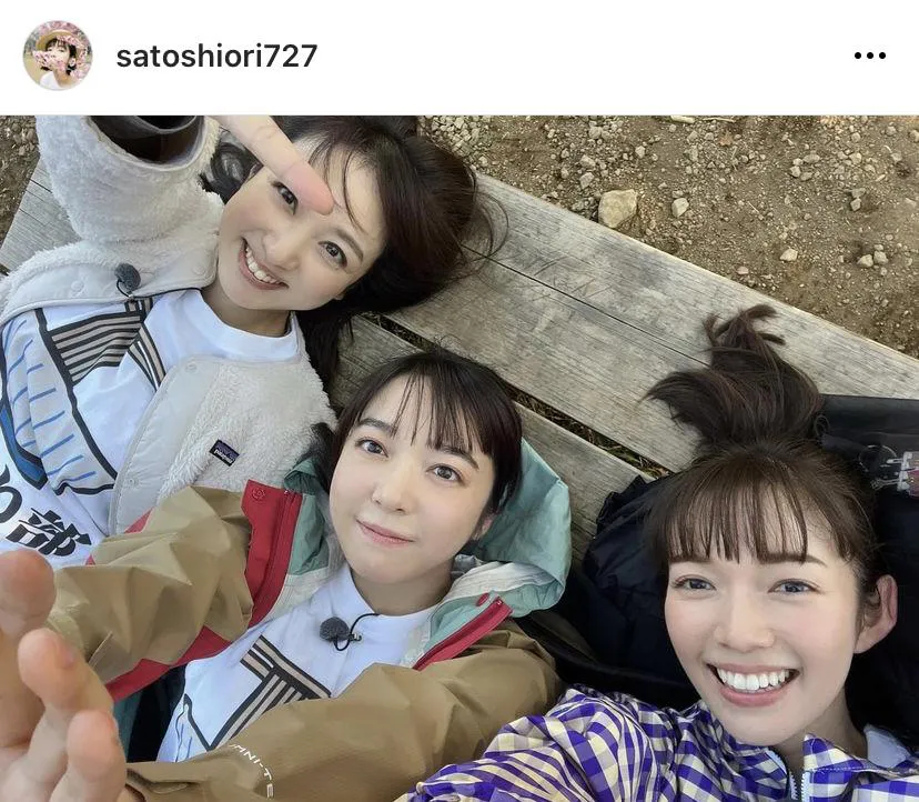 寝そべって写真を撮る川田裕美、上白石萌音＆佐藤栞里