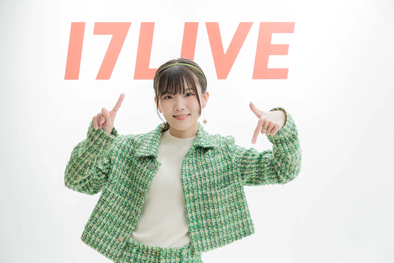 【写真】17LIVEのロゴ前で“17ポーズ”を決めるライバー・ななみん