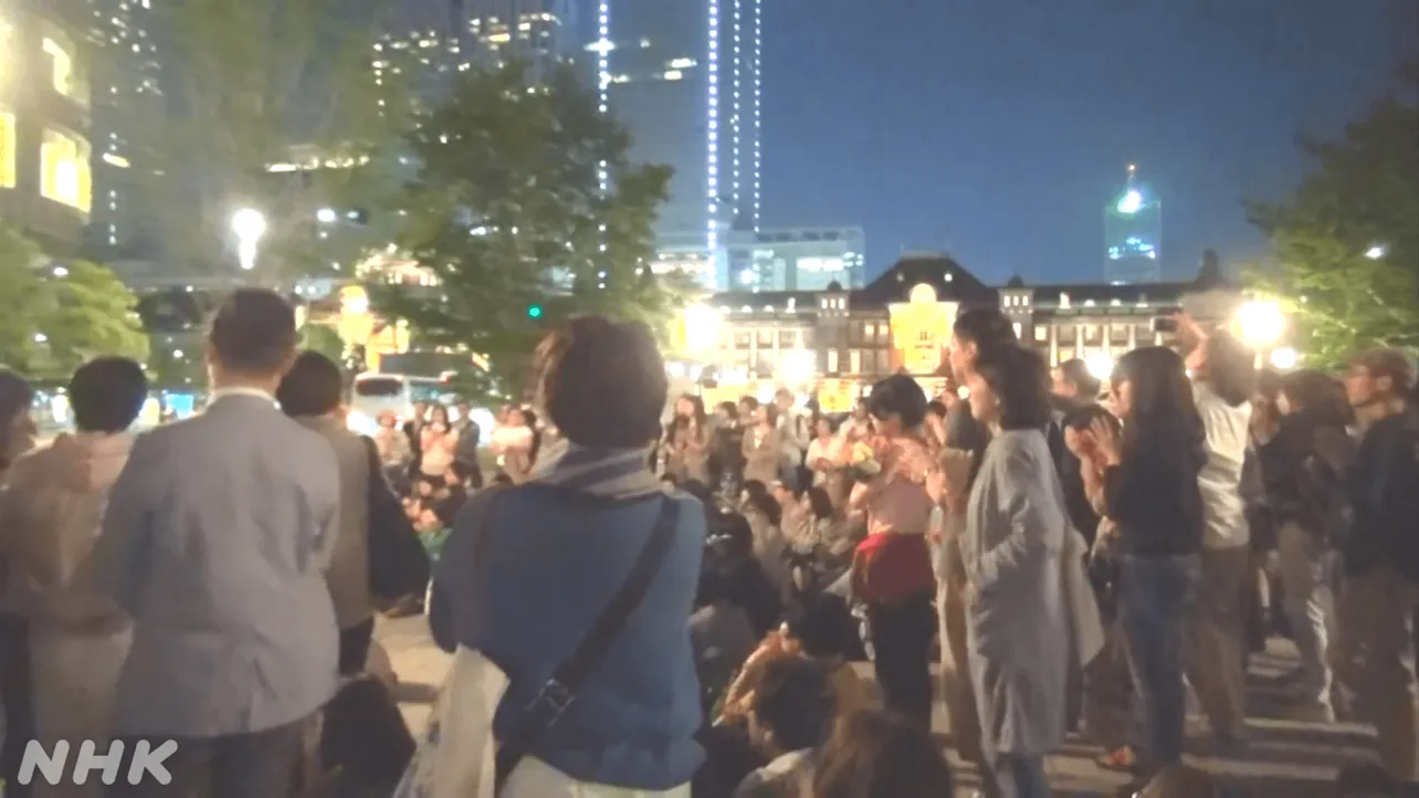 性暴力に抗議する“フラワーデモ”(東京駅前)