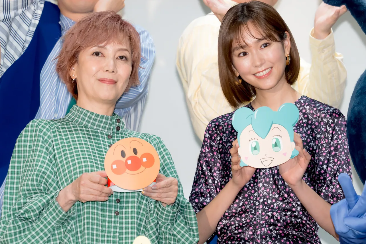 (左から)戸田恵子、桐谷美玲