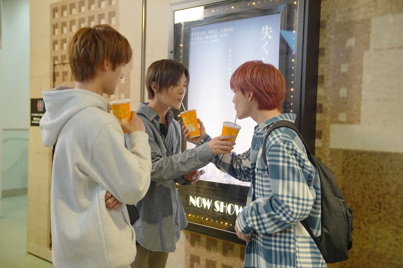 【写真】ドリンクを回し飲みする、颯(中本悠太)、蒼真(川西拓実)、瞬(藤岡真威人