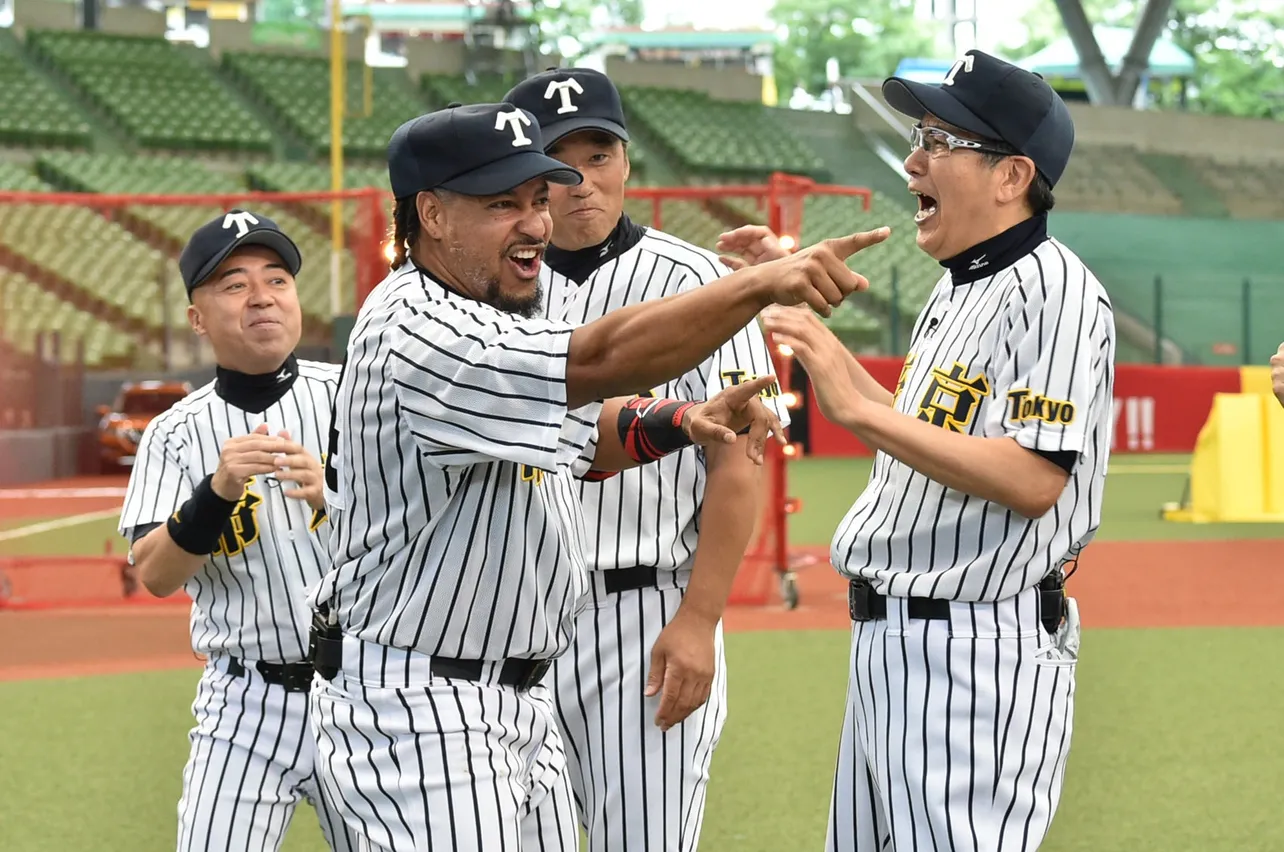 【写真を見る】石橋貴明率いるチーム帝京には、マニー・ラミレス選手が助っ人として参戦!!