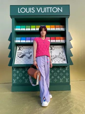 NCT 127・YUTAがパリでルイ・ヴィトンのランウェイショーに出席、クールな着こなしのオフショットにも反響