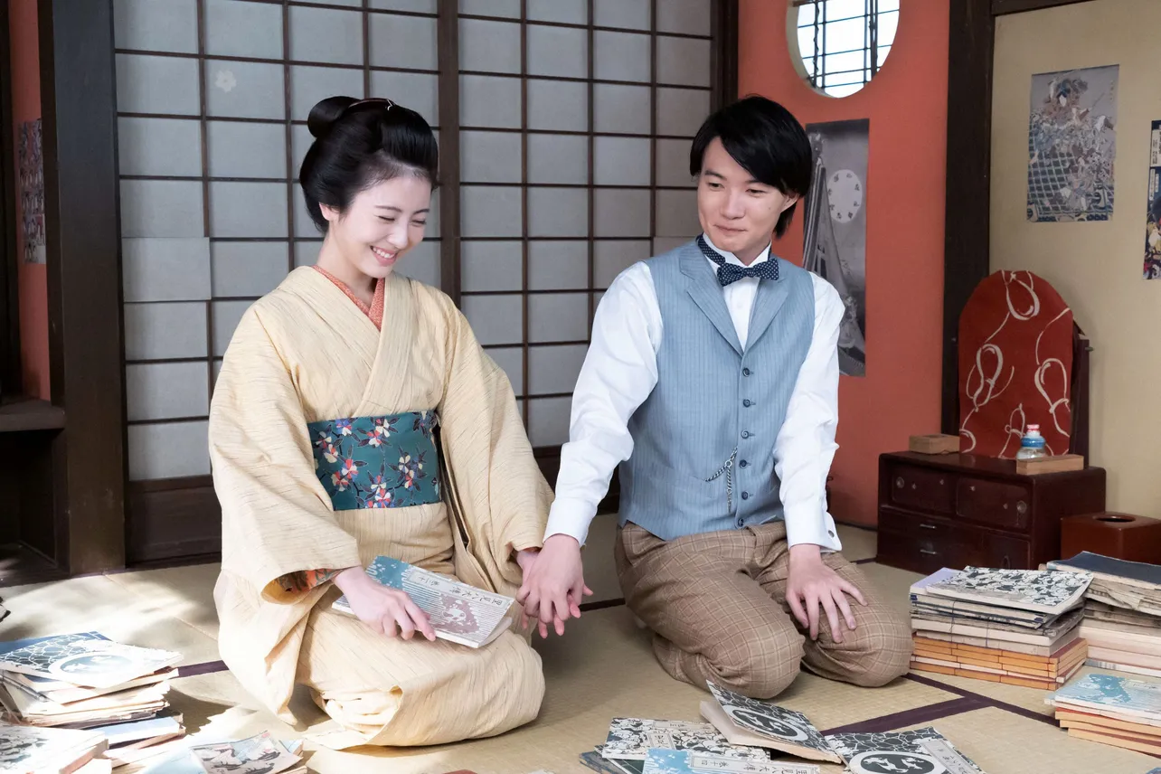 【写真】指を絡め合う万太郎(神木)と寿恵子(浜辺)