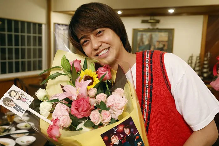 【写真】かわいすぎる！高橋海人、花束を抱えてキラッキラの笑顔