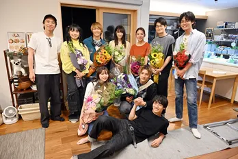 山田裕貴、『ペンディングトレイン』クランクアップで“バディ”赤楚衛二と熱いハグ「皆さんだから僕も乗り越えられた」