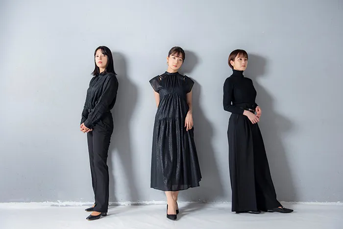 【写真】黒の衣装をまとった深川麻衣、前田敦子、石井杏奈の全身ショット