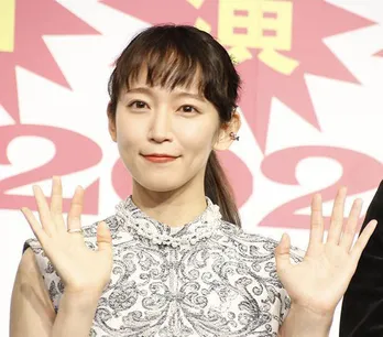 吉岡里帆、“大人の透け感”…気品と色気漂うブラックコーデに「美しい見惚れます」「クールビューティー」の声