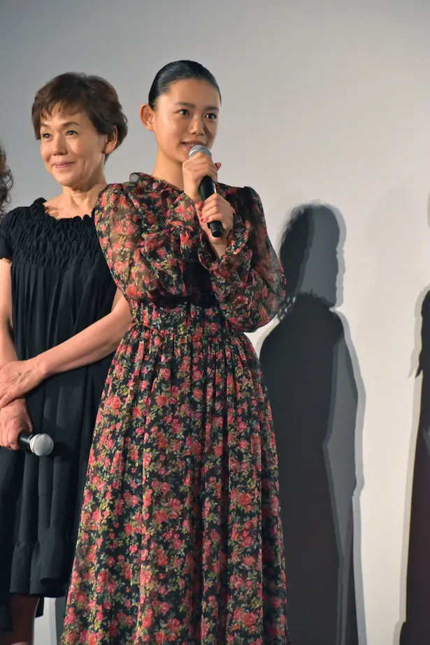 主人公・メアリを演じる杉咲は、ロング丈のスカートで登場