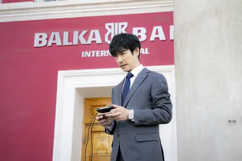 内容は完全シークレット…「VIVANT」主演・堺雅人の“日劇らしさ”全開&少女とほほ笑み合う場面写真が解禁に