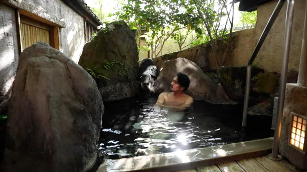 【写真】湯布院の中心地にあるとは思えない解放感にやすらぐ小田井…贅沢な内風呂を堪能
