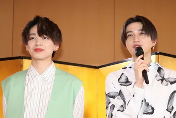 八木勇征と宮世琉弥が持つ花火が“魔法学校の杖”みたい…2ショットが「天使」などと反響を呼ぶ＜ホスト相続しちゃいました＞