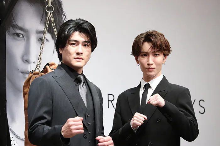 【写真】渡辺翔太＆森本慎太郎、気合のファイティングポーズ