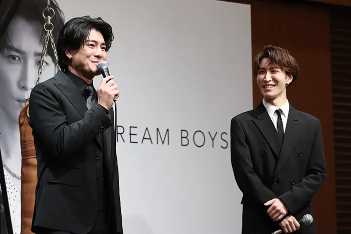 「DREAM BOYS」の制作発表会見が行われ、(左から)森本慎太郎、渡辺翔太が登壇した