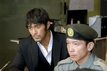 <VIVANT>キーワードは“執念”、阿部寛が暗闇でほくそ笑む怪しげな場面写真が解禁に