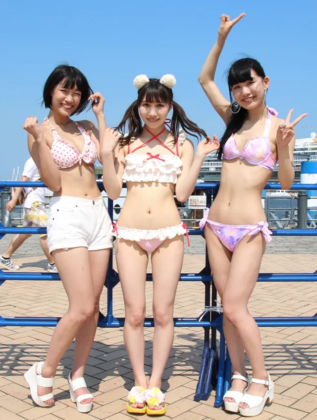 「グラドル横丁」は、水着姿のアイドルたちと2ショットチェキが撮れるという企画