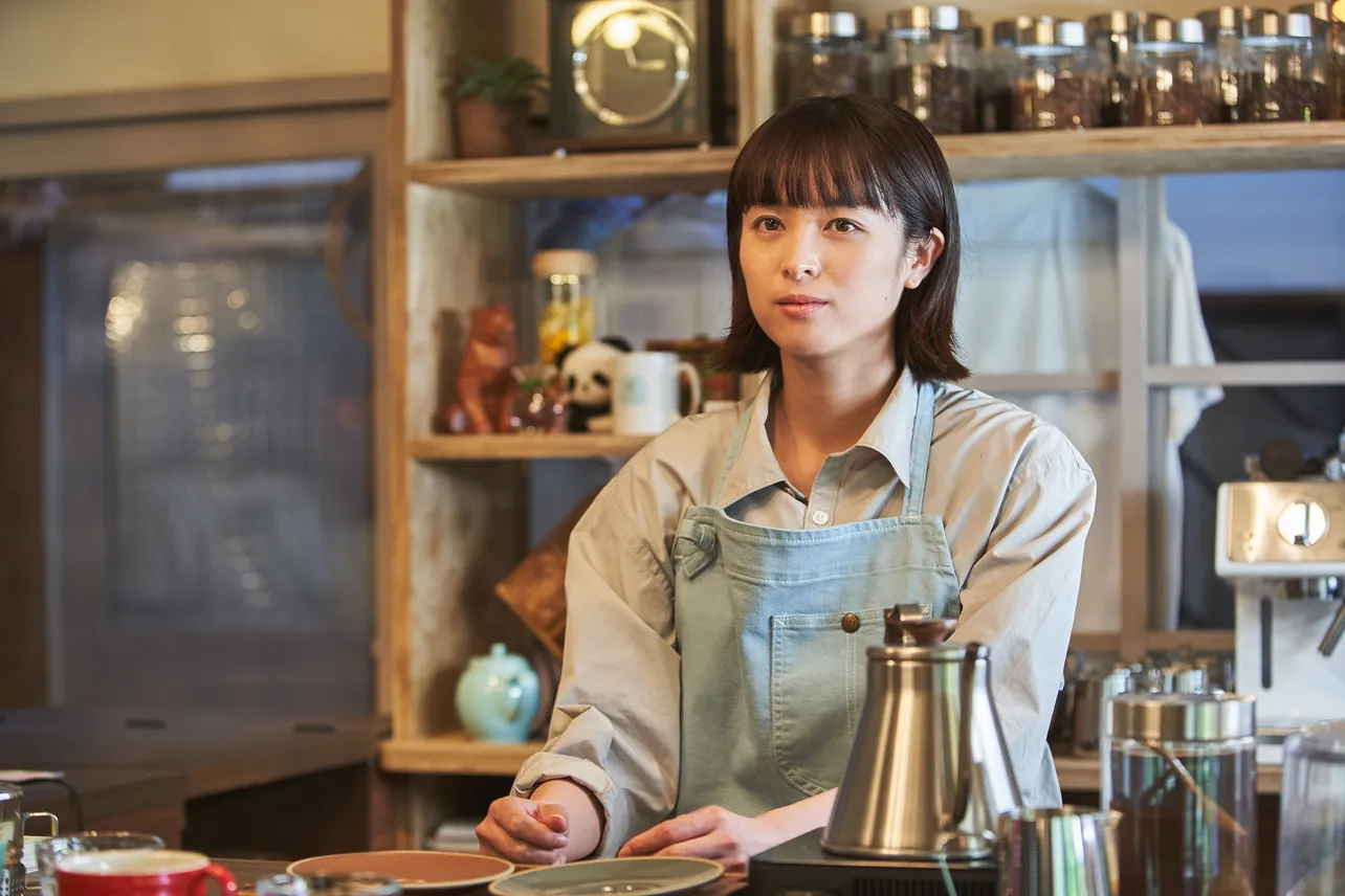 【写真】晴れやかな表情をした清野菜名“サチ”のエプロン姿