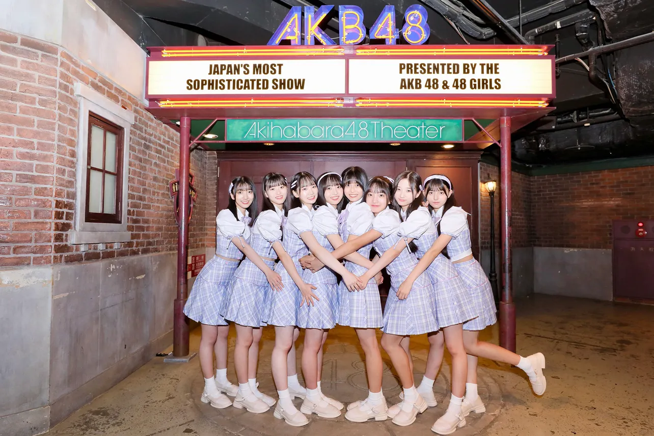 【写真】公演デビューを果たしたAKB48 18期研究生が劇場入口で記念撮影