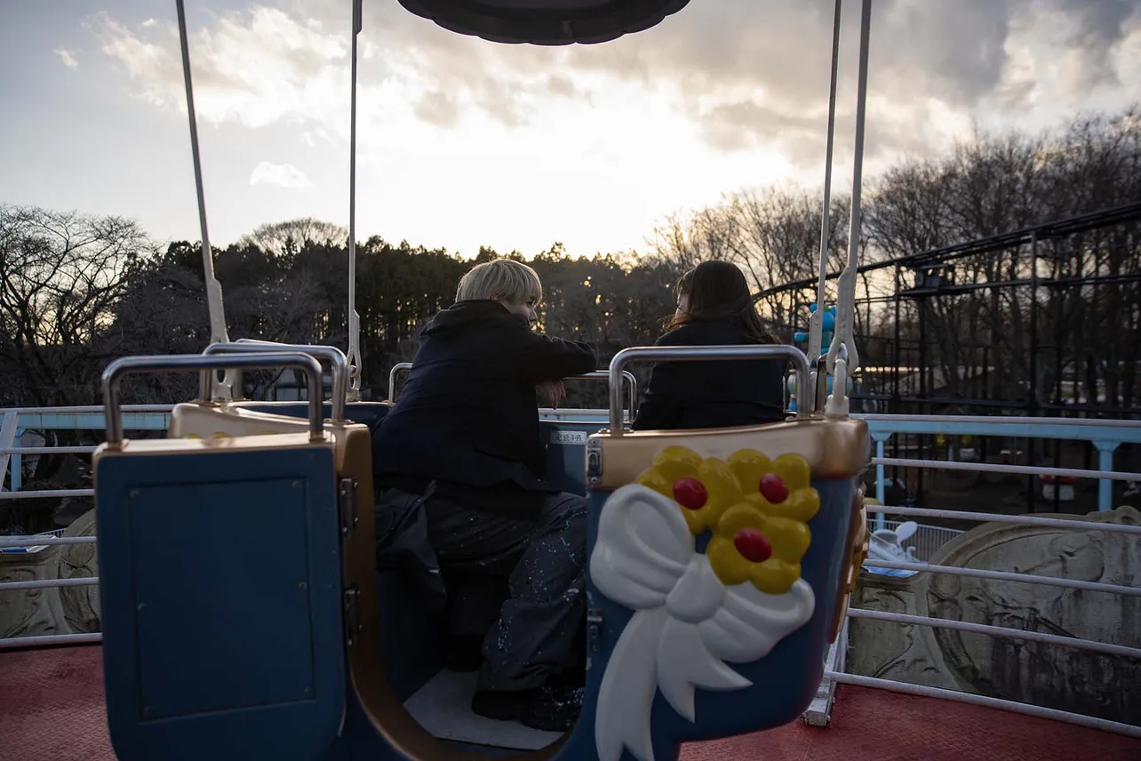 【写真】夕暮れ時…遊園地で遊具に乗り見つめ合う白岩瑠姫“青磁”と久間田琳加“茜”