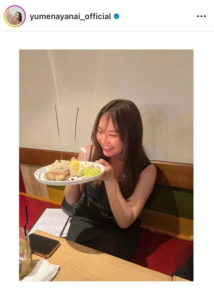 箭内夢菜、キュートな笑顔で23歳の誕生日をお祝い