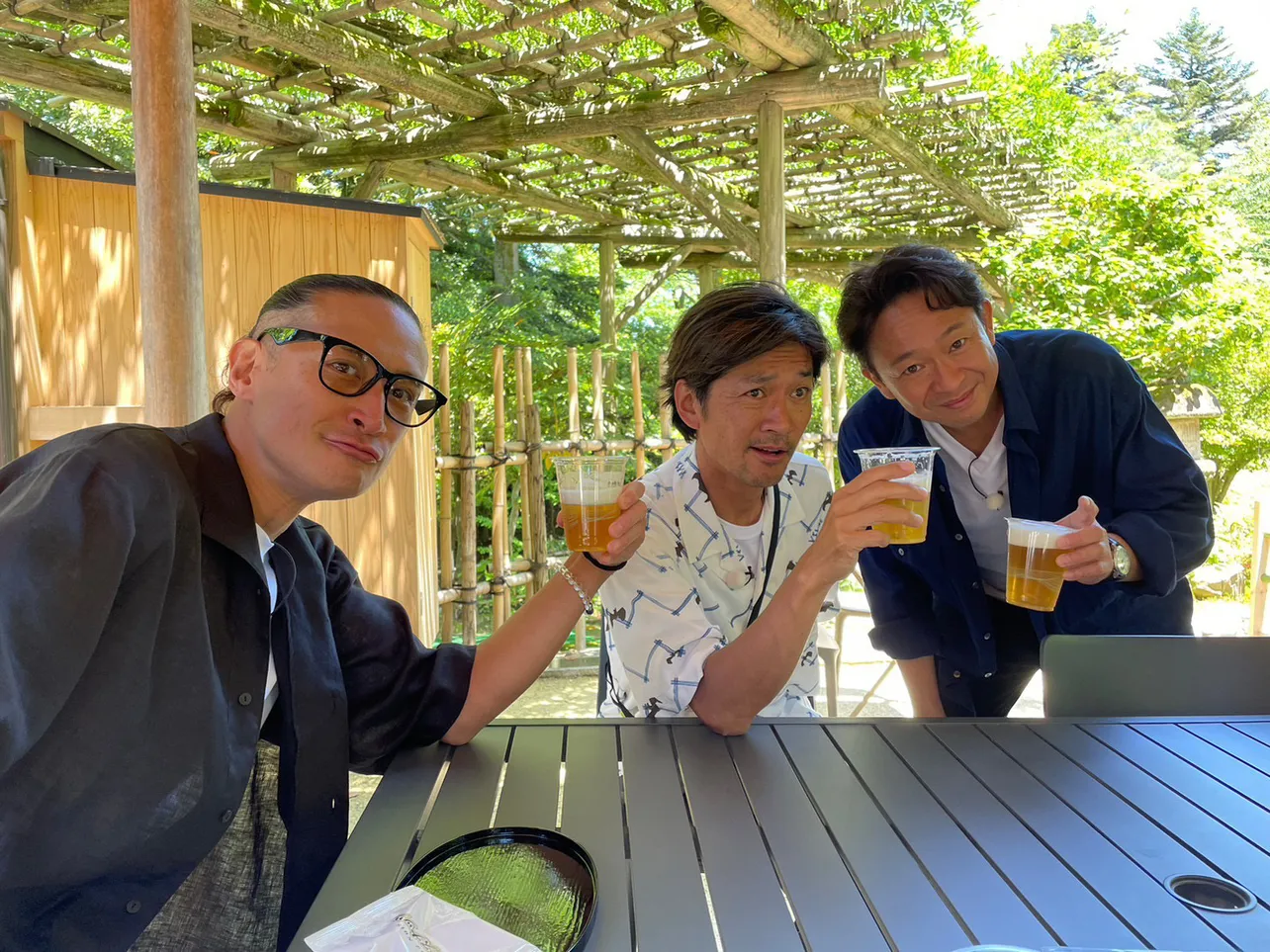 【写真】ビールを片手に写真に納まるTOKIO