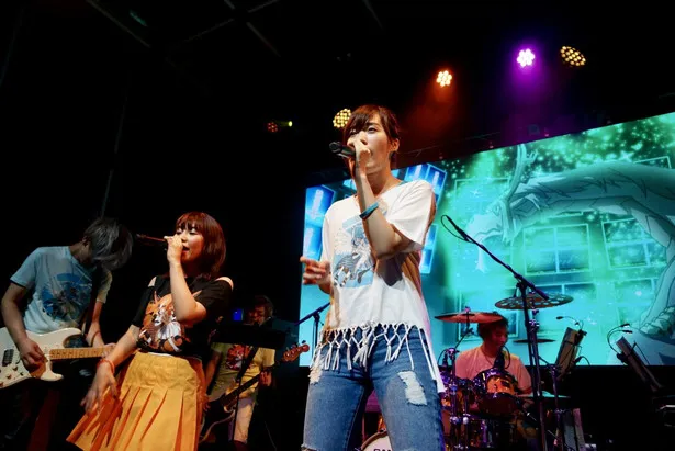 アニソンシンガーのYURiKAと大原ゆい子(写真左から)がツーマンライブを開催