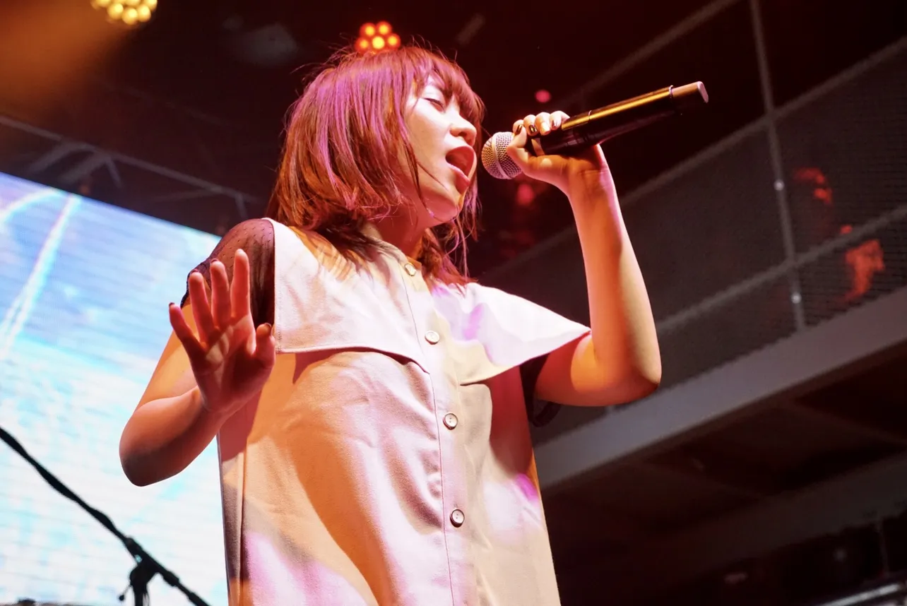 「一人TRIGGER祭り」でYURiKAは「空色デイズ」など4曲を熱唱