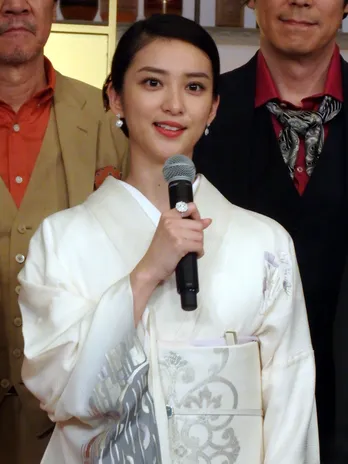 武井咲が「黒革の手帖」で若きママに！　撮影は「毎日戦いの日々」