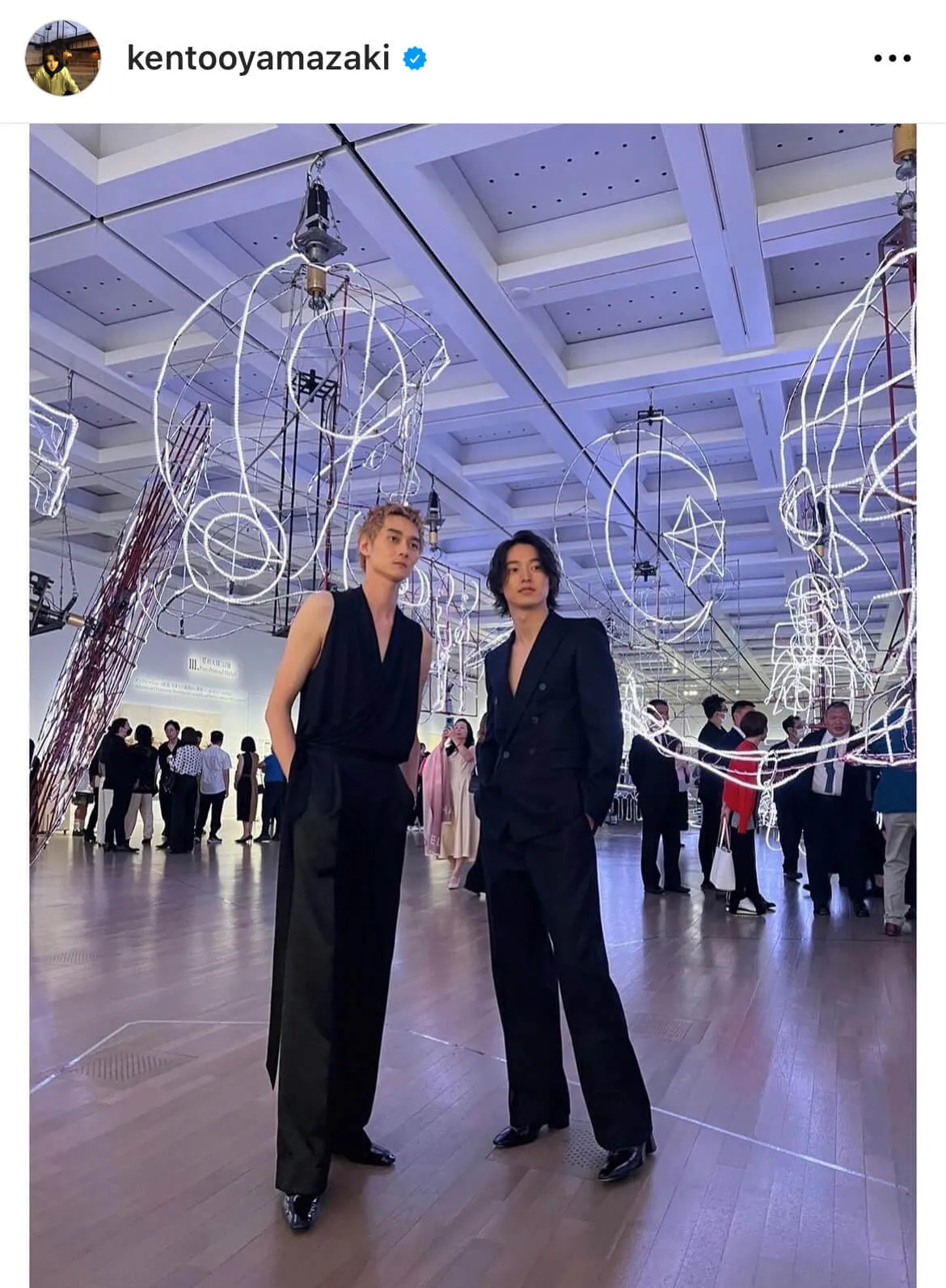 画像・写真 山崎賢人、“ビジュ最高”シックな雰囲気の黒スーツ姿で映画