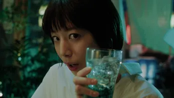 夏帆がカンフー映画のように咆哮　サントリージン「翠(SUI)」新CMに新登場