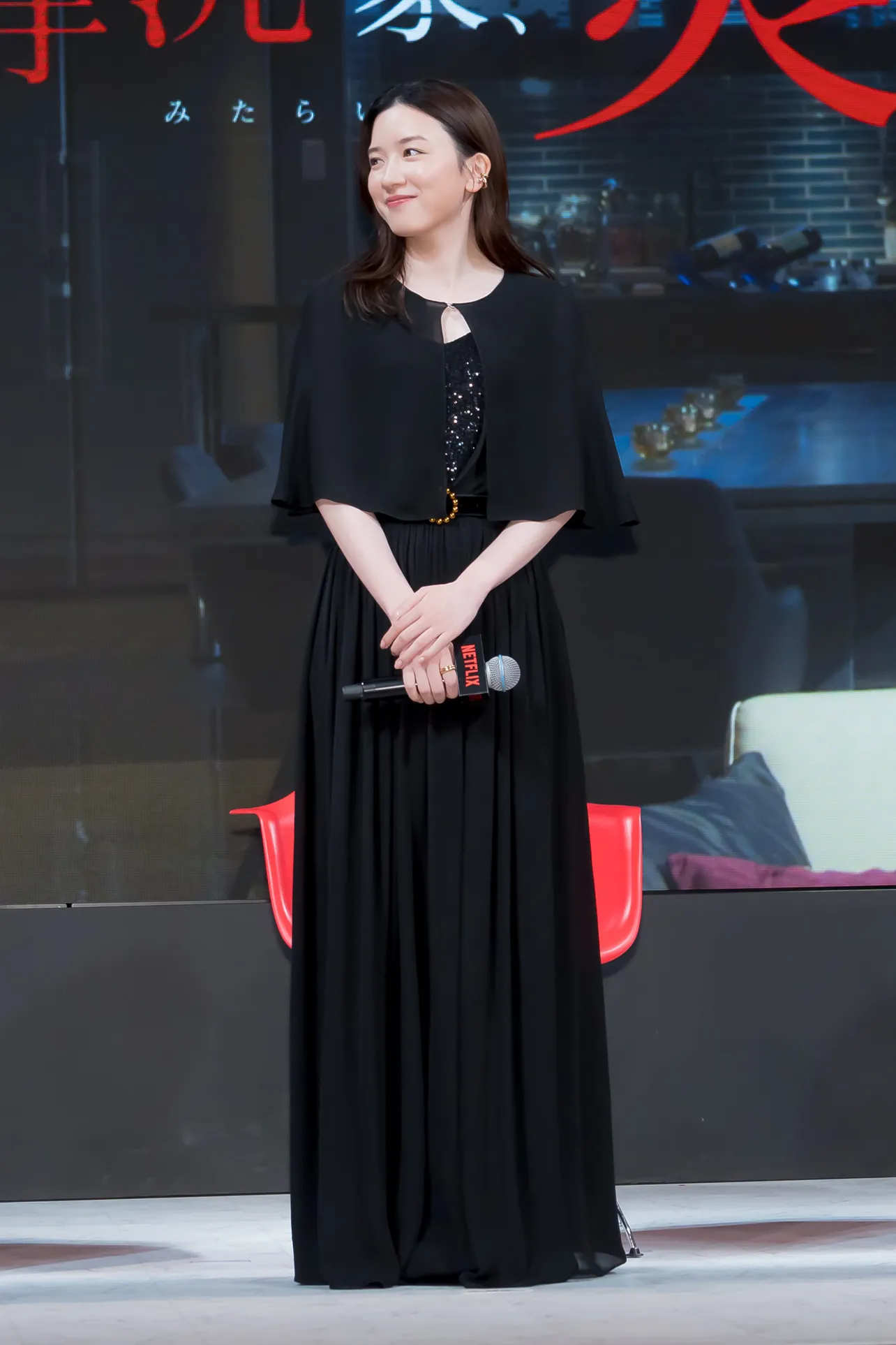 【写真】永野芽郁、ブラックのドレスで登場　全身ショット