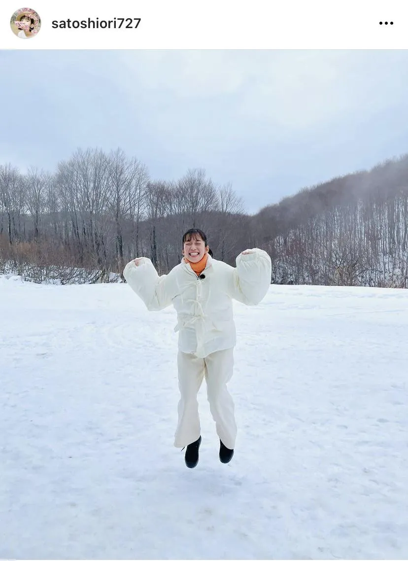 佐藤栞里、一面の雪景色に飛び跳ねて大喜び