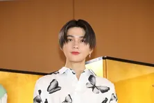 FANTASTICS・八木勇征、シャツから見える鎖骨…ドラマ「ホスト相続しちゃいました」での色気放つオフショット披露