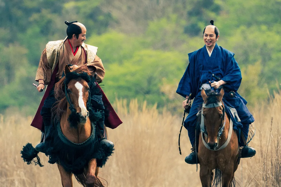 【写真】馬に乗って駆ける岡田准一“信長”と松本潤“家康”の楽しそうな2ショット