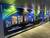 「Hulu」と「ディズニープラス」が煽りあう屋外広告が渋谷駅に掲出