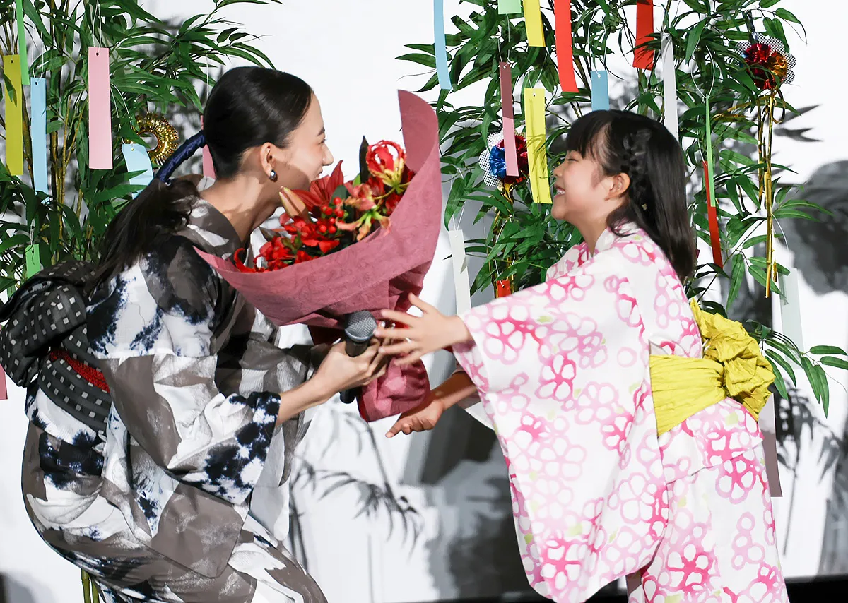 【写真】天才子役として注目される加藤柚凪から花束を受け取りニッコリ笑顔の清原果耶